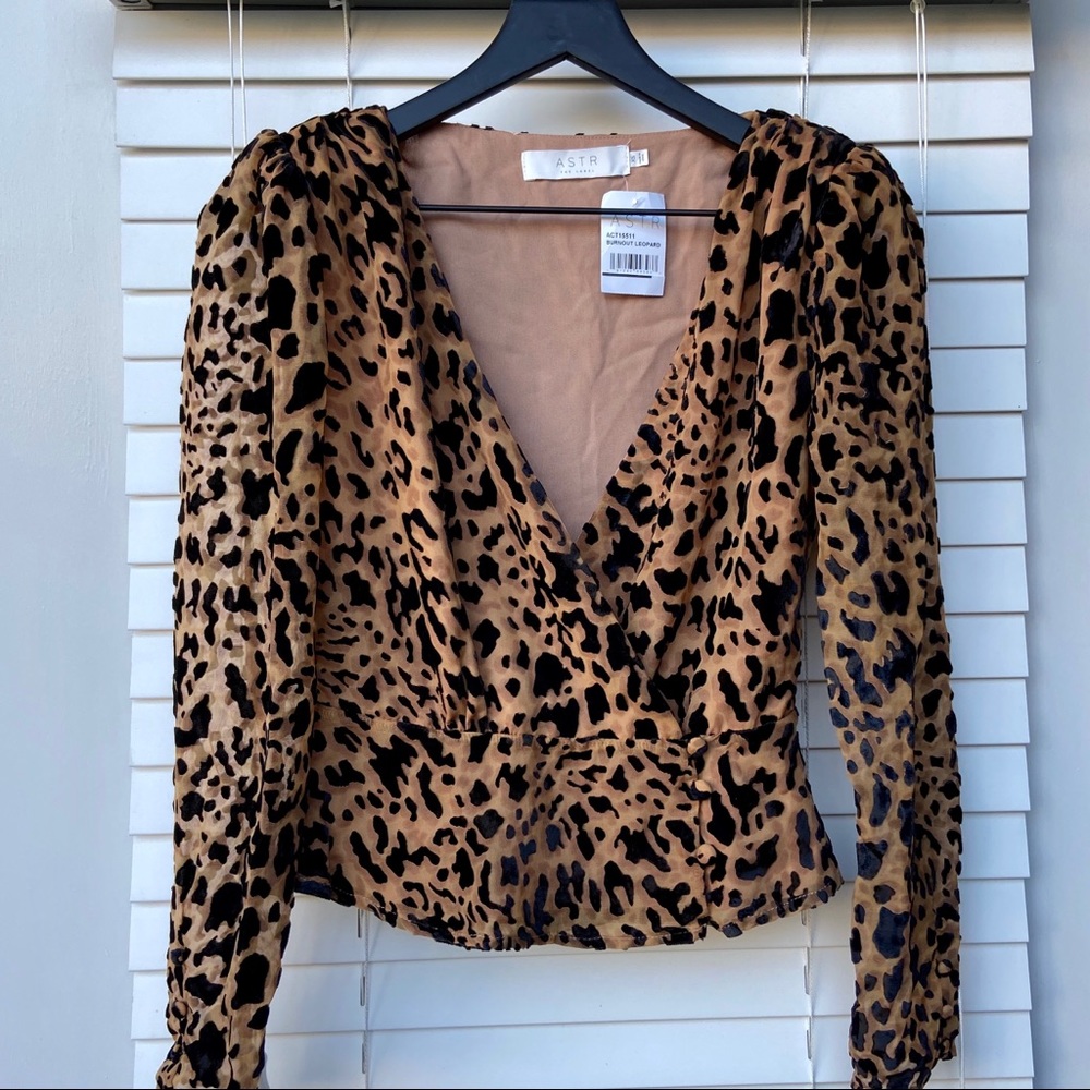 NEW! ASTR the Label Iris Leopard Print Top - Picture 4 of 4